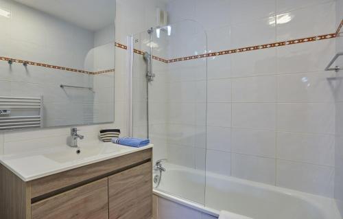 a bathroom with a tub and a sink and a shower at Résidence Odalys Domaine Iratzia in Saint-Jean-de-Luz