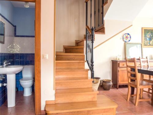 Una escalera en un baño con aseo y lavabo en Casa La Escuelina en Villanueva, en Villanueva