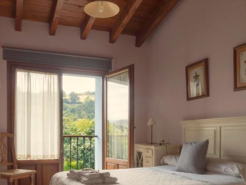 1 dormitorio con cama y ventana grande en Casa La Escuelina en Villanueva, en Villanueva
