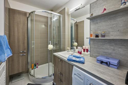une salle de bain avec douche et lavabo dans l'établissement Doudounette - Appartement à proximité de la plage, à Courseulles-sur-Mer