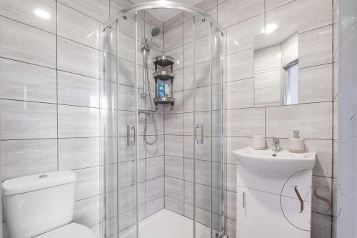 y baño con ducha, aseo y lavamanos. en Gorgeous Longton Studio 1c, en Stoke on Trent