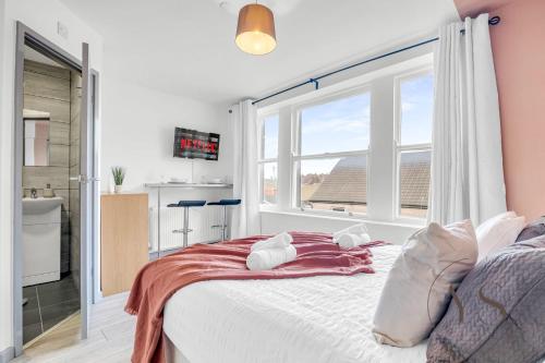 sypialnia z łóżkiem i dużym oknem w obiekcie Gorgeous Longton Studio 1c w mieście Stoke-on-Trent