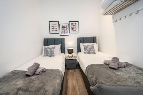 two beds sitting next to each other in a bedroom at One Bedroom Apartments in Liverpool City Centre in Liverpool