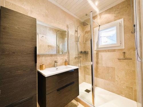 La salle de bains est pourvue d'un lavabo et d'une douche. dans l'établissement Mazet provencal climatisé avec piscine privée pour 4 pers Domaine privé, à La Londe-les-Maures