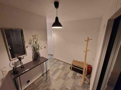 una sala de estar con TV y una cruz sobre una mesa en Appartement calme avec jardin, en Conthey