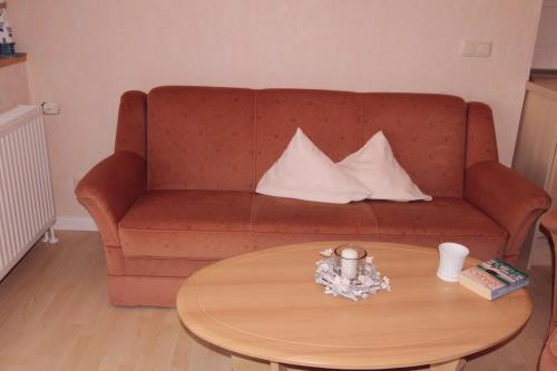 - un canapé avec des oreillers et une table dans le salon dans l'établissement Stettiner Straße 7 - Whg 3, à Grömitz