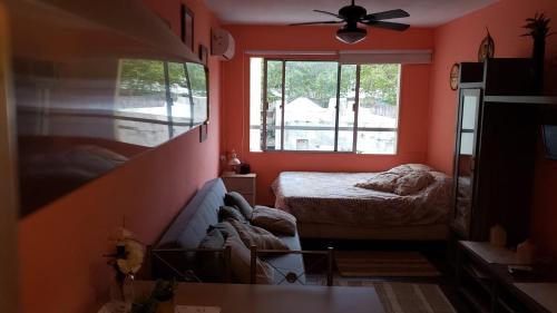 a bedroom with a bed and a window at Apartamento Paseo del Lago in Montevideo