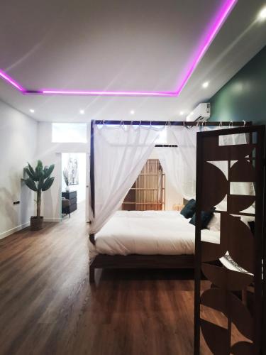 une chambre avec un lit avec moustiquaire dans l'établissement La Discretion by Connexion, à Cannes