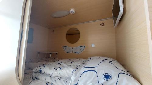 een klein bed in een kleine kamer bij Happy Hotel in Rīga