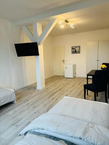1 dormitorio con cama y escritorio. en Private Zimmervermietung Felix, en Trebbin