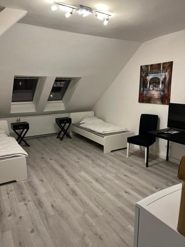 um quarto com 2 camas, uma secretária e um piano em Private Zimmervermietung Felix em Trebbin