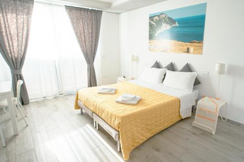 una camera da letto con un letto e una grande finestra di B&B WelcHome a Porto SantʼElpidio