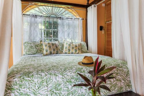 YanceyLargo-6BR Two-Story Estate with Mountain Views في خليج مونتيغو: غرفة نوم مع سرير مع قبعة عليه