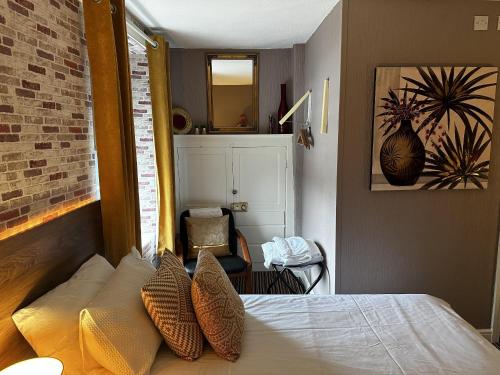 een slaapkamer met een bed met kussens erop bij The Cricketers Arms in Barnard Castle