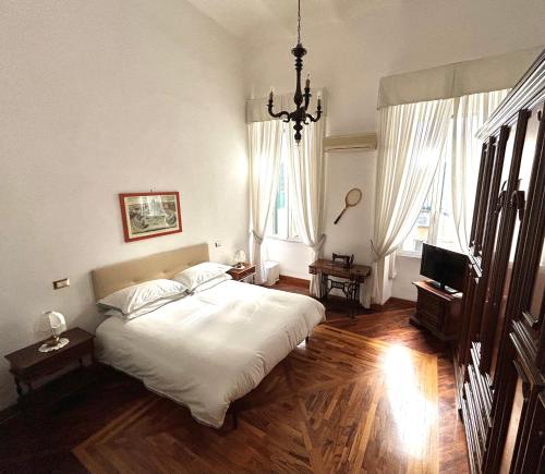 - une chambre avec un grand lit et une télévision dans l'établissement B&B Gelsomina Apartment, à Rome