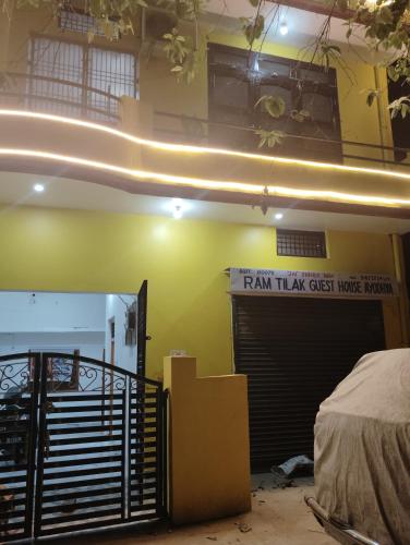 Ram Tilak homestay في Faizābād: غرفة بسرير وعلامة على الحائط