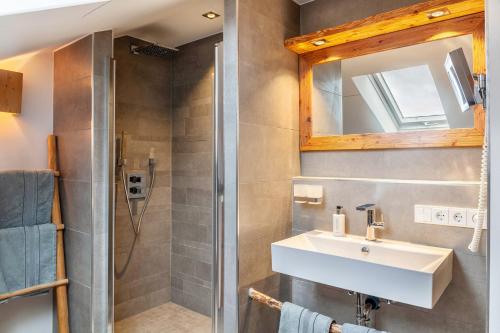 un baño con lavabo y ducha en Haus Alpenquelle Alpenblick, en Bad Kohlgrub