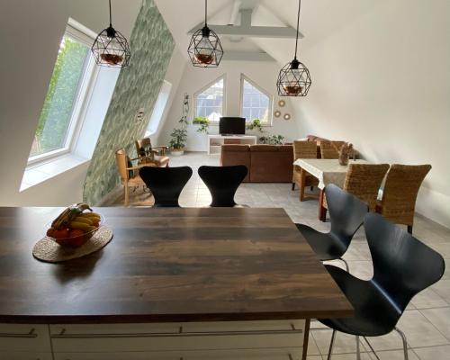 uma sala de jantar com uma mesa de madeira e cadeiras em Ferienwohnung Delta em Heinsberg