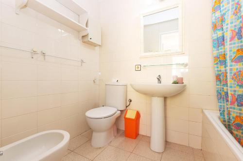 uma casa de banho branca com um WC e um lavatório em RNET - Port Estrella 8 em Roses