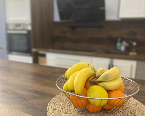 a bowl of bananas and oranges on a table at Ferienwohnung Delta in Heinsberg