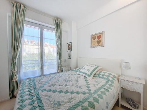 um quarto branco com uma cama e uma janela em Nestor&Jeeves - SUITE FLORA - Promenade des Anglais - Central em Nice
