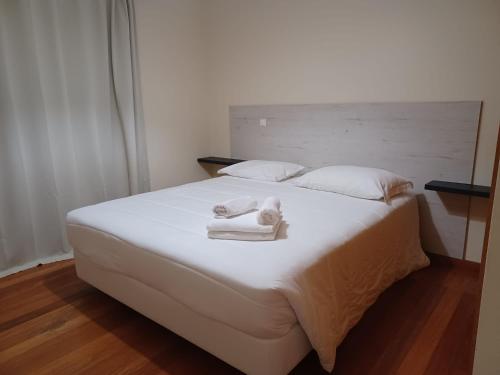 um quarto com uma cama com toalhas em Ocean Paradise Til II no Funchal