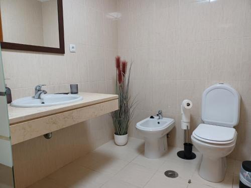 uma casa de banho com um WC e um lavatório em Ocean Paradise Til II no Funchal