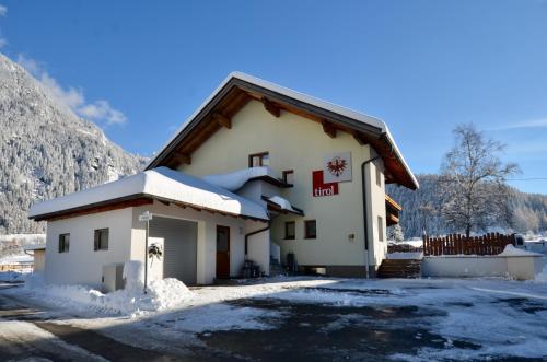 ein Gebäude mit Schnee auf dem Boden in der Unterkunft Ferienhaus Tirol im Ötztal in Umhausen