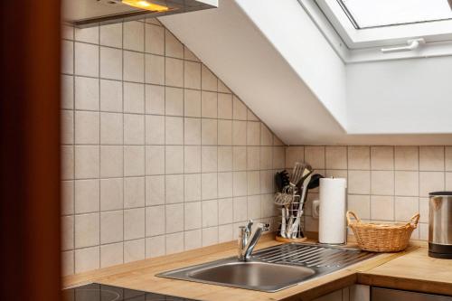 cocina con fregadero y tragaluz en Haus Alpenquelle Seeblick, en Bad Kohlgrub