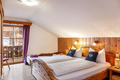 1 dormitorio con 1 cama grande en una habitación en Haus Alpenquelle Seeblick, en Bad Kohlgrub