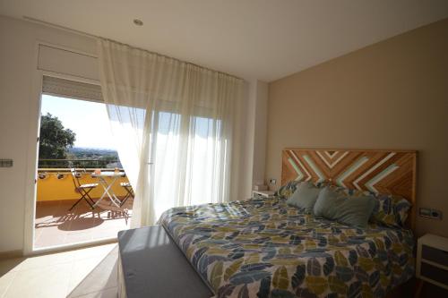um quarto com uma cama e uma grande janela em Villa Naira em Calonge