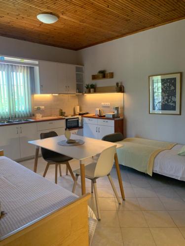 cocina y dormitorio con cama y mesa en Irene Villas, en Arillas
