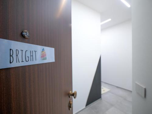 ピエトラ・リーグレにあるBabyaccomodation Family Brightのドアに書かれた看板にはこう書いてある