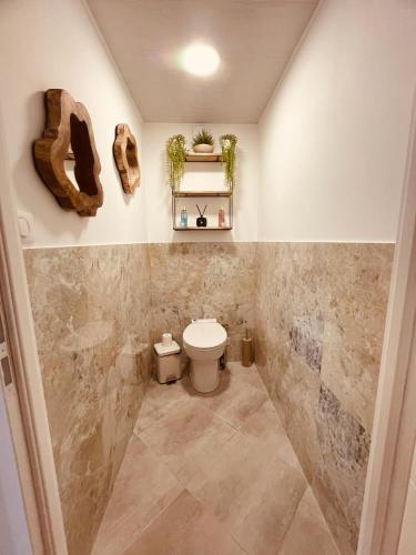 une salle de bain avec toilettes dans une chambre dans l'établissement Suite Villa Eden du Belvédère Cévenol - Gîte en Cévennes au calme absolu et vue panoramique - Piscine - Jacuzzi - Only Adult - Classé 5 étoiles, à Melouze