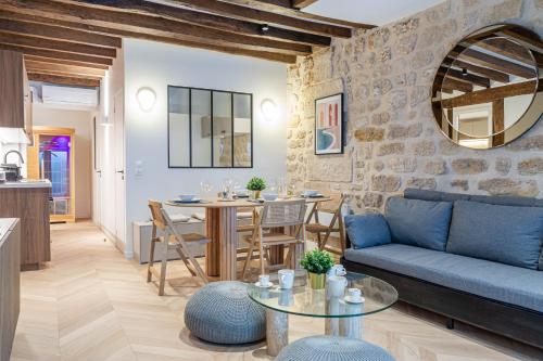 un salon avec un canapé et une table dans l'établissement Lavie Maison AC & Jacuzzi, à Paris