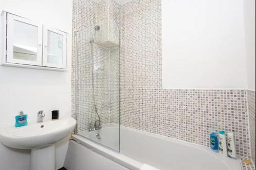 uma casa de banho com um lavatório, uma banheira e um WC. em Apartment 4 - 2 bed sleep 4, Prenton em Birkenhead
