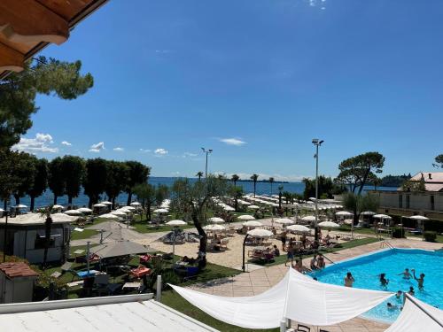 - une vue sur la piscine d'un complexe dans l'établissement Happy Hotel Atelier Gardone Riviera Centro & Beach, à Gardone Riviera