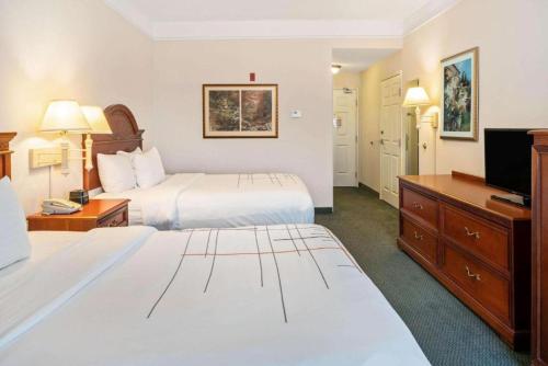 Voodi või voodid majutusasutuse La Quinta Inn and Suites Fort Myers I-75 toas