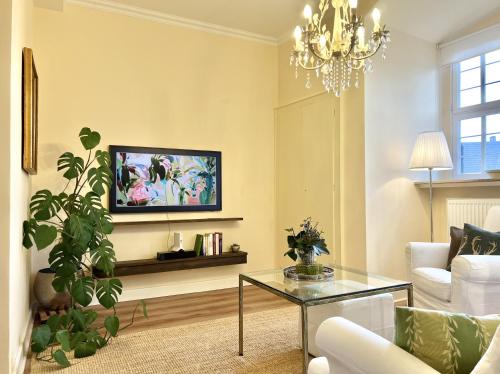 uma sala de estar com uma mesa e uma televisão em Klassisches Apartment in historischer Burg in Schlitz em Schlitz