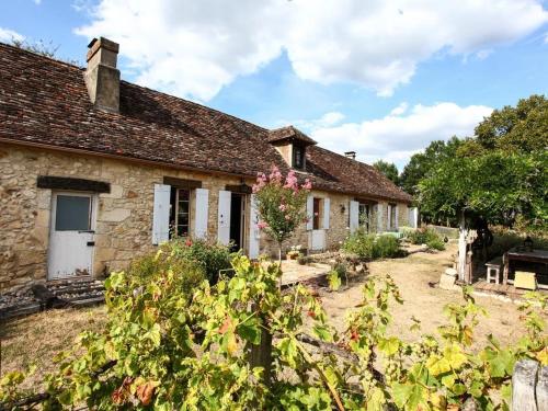 una fila de cabañas de piedra en un jardín en Le Domaine de l'Ô - Lofts Contemporain au Coeur du Perigord, en Saint-Jean-dʼEyraud