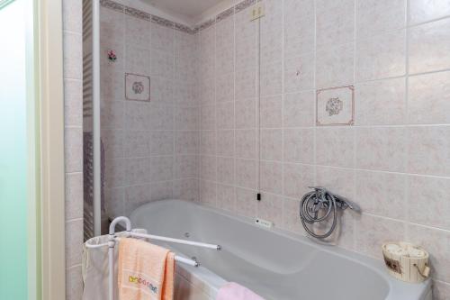 La salle de bains est pourvue d'une baignoire blanche. dans l'établissement Casa Gigina, à Stazzema