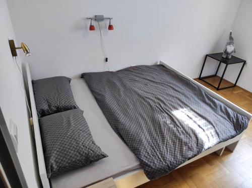 un letto con due cuscini sopra in una stanza di Fildor a Zagabria
