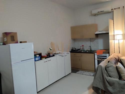 里奧的住宿－Mike's Apartment，厨房配有白色橱柜和白色冰箱。