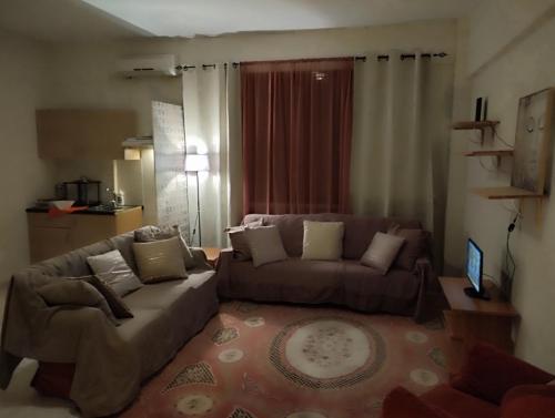 里奧的住宿－Mike's Apartment，客厅配有沙发和桌子