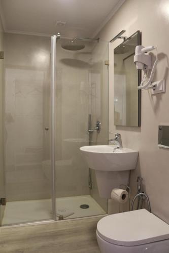 a bathroom with a shower and a toilet and a sink at Casa da Alagoa in Batalha