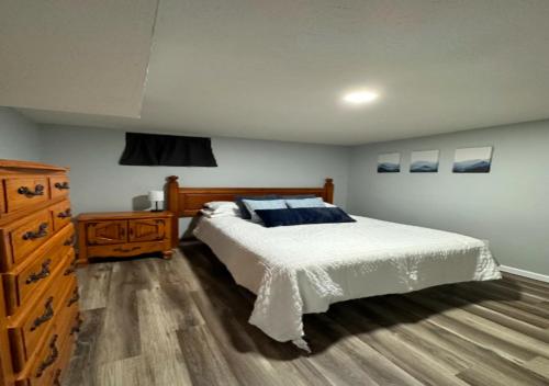 1 dormitorio con cama y tocador de madera en Modern 2 Bedroom Apartment in Midtown West, en Nueva York
