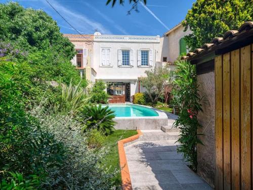 une maison avec une piscine dans une cour dans l'établissement Maison air conditionné, piscine, quartier calme proche des plages, à Marseille