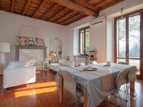 uma sala de estar com uma grande mesa e cadeiras em Cascina Torriggio Estates em Rozzano