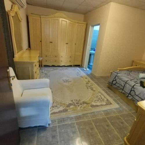 a bedroom with a bed and a rug on the floor at العين الهيلي مصباح ب1 in Al Ain
