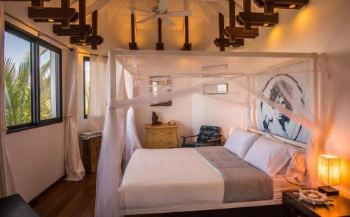 um quarto com uma cama de dossel branca em Luxury Vacation Villa 19 em Marigot